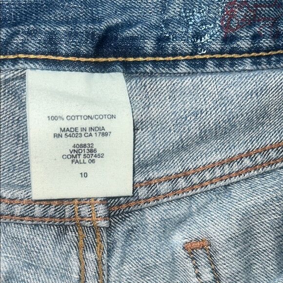 Blue Jean Shorts with Frayed Hem and Two-Tone Design - Picture 6 of 6